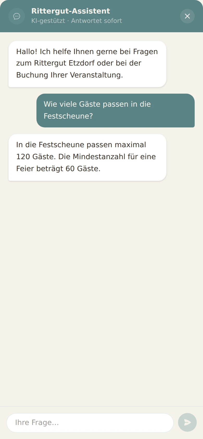 Der Rittergut-Assistent beantwortet auf dem Handy die Frage nach der Gästezahl der Festscheune mit maximal 120 und mindestens 60 Gästen