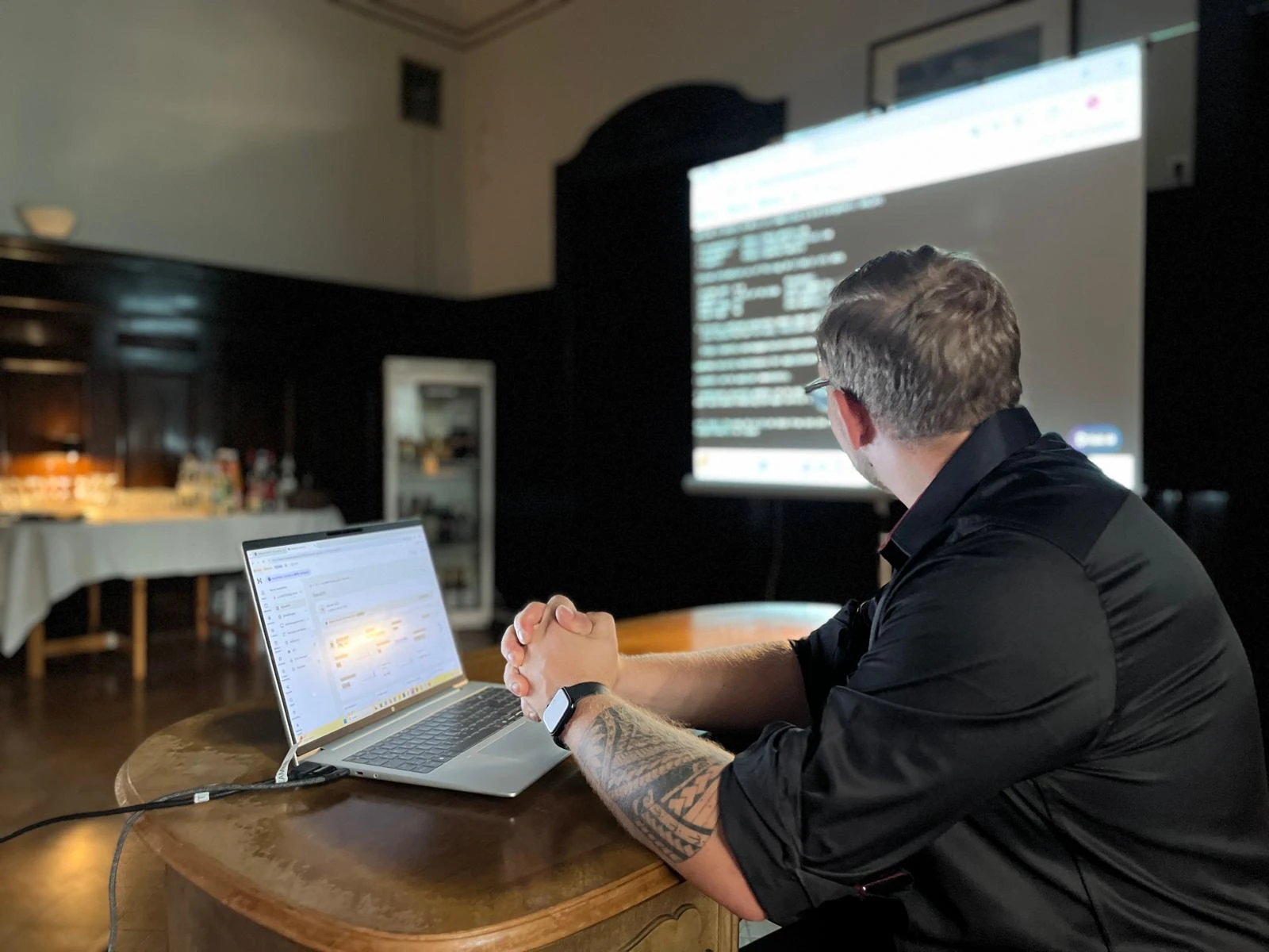 Live-Session mit Marcel Bäsler am Laptop – die Anwendung entsteht vor dem Publikum, projiziert im Hintergrund