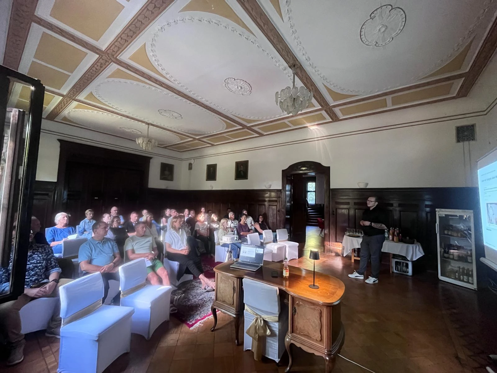 Voller Saal beim ersten Praxisabend am 20. August 2026 im Rittergut Etzdorf – rund 35 Teilnehmende, Marcel Bäsler rechts am Vortragspult